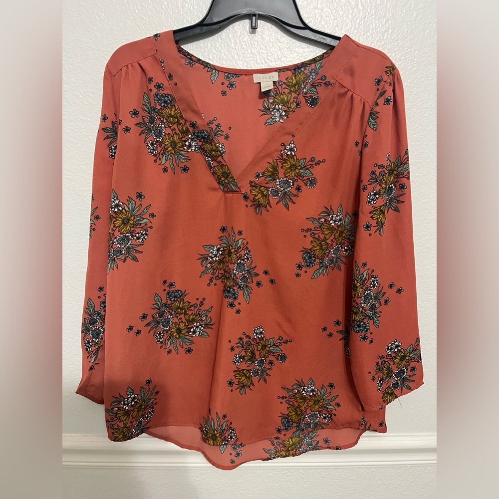 Hinge blouse with flower pattern